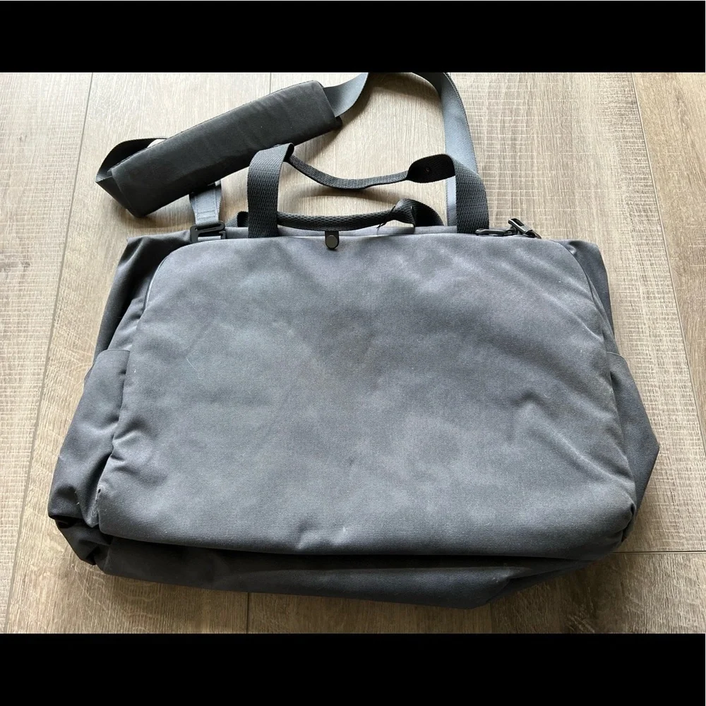 Lululemon Early Embark Duffel Bag in Gray